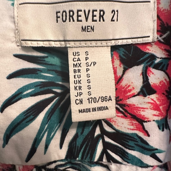 SOLD 🤩🤩 Men's Hawaiian shirt size small - Picture 2 of 3